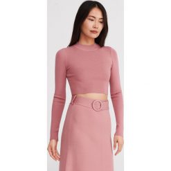 Krótki sweter - Różowy. Różowe swetry damskie Reserved, m, bez wzorów, z krótkim rękawem, krótkie, bez kaptura. W wyprzedaży za 29,99 zł.