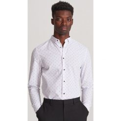 Wzorzysta koszula slim fit - Biały. Białe koszule męskie Reserved, s, bez wzorów, bez kołnierzyka, bez rękawów. Za 89,99 zł.