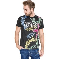 Versace Jeans Couture Koszulka Czarny Wielokolorowy. Czarne podkoszulki męskie Versace Jeans Couture, m, z nadrukiem, z bawełny, bez kołnierzyka, krótkie. Za 645,95 zł.