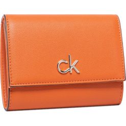 Duży Portfel Damski CALVIN KLEIN - Trifold Md K60K607181 GCZ. Pomarańczowe portfele damskie Calvin Klein, bez wzorów, ze skóry ekologicznej. Za 249,00 zł.
