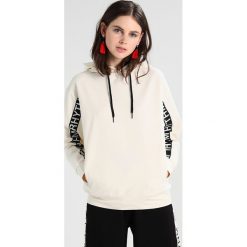 Bluzy damskie: Moss Copenhagen READY Bluza z kapturem vanilla ice/black