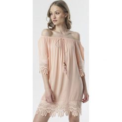Łososiowa Sukienka Rhaeneira. Różowe sukienki damskie Born2be, na imprezę, s, w koronkowe wzory, z koronki, boho, bez kołnierzyka, z długim rękawem, długie, mini, trapezowe. Za 69,99 zł.