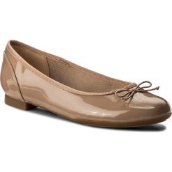 Baleriny CLARKS - Couture Bloom 261339924 Nude Patent. Brązowe baleriny damskie marki Clarks, bez wzorów, ze skóry ekologicznej, klasyczne, bez obcasa. Za 279,00 zł.