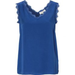 Cream Top Alena niebieski female niebieski 46. Niebieskie topy damskie Cream, w koronkowe wzory, z tkaniny, z dekoltem w serek. W wyprzedaży za 70,00 zł.
