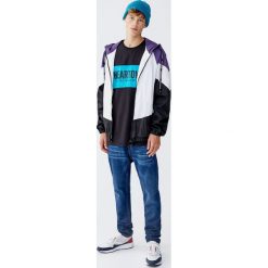 Koszulka z panelem z napisem z przodu. Czarne koszulki męskie Pull&Bear, m, z napisami, bez kołnierzyka, z krótkim rękawem, krótkie. Za 49,90 zł.
