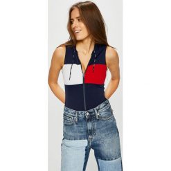 Tommy Hilfiger - Top. Czerwone topy damskie marki WED'ZE, xl, z elastanu, z kapturem. W wyprzedaży za 379,90 zł.
