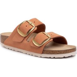 Klapki BIRKENSTOCK - Arizona Big Buckle 1015802 Brandy. Pomarańczowe klapki damskie Birkenstock, bez wzorów, ze skóry, bez obcasa. Za 469,00 zł.