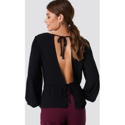 NA-KD Bluzka z odkrytymi plecami - Black. Czarne bluzki damskie NA-KD, bez wzorów, z tkaniny, z okrągłym kołnierzem, bez rękawów. Za 121,95 zł.
