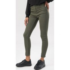 Ciemnozielone Spodnie Skinny Hireia. Zielone spodnie damskie Born2be, bez wzorów. Za 89,99 zł.