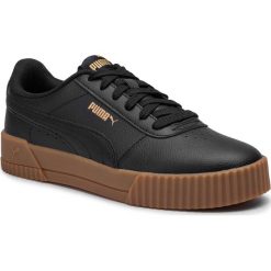 Sneakersy PUMA - Carina L 370325 06 Puma Black/Puma Black/Gum. Czarne półbuty damskie Puma, bez wzorów, ze skóry ekologicznej, bez obcasa, na płaskiej podeszwie, bez zapięcia. Za 269,99 zł.