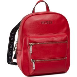 Plecak GUESS - Caley (VG) HWVG76 74330 RED. Czerwone plecaki damskie Guess, z aplikacjami, ze skóry ekologicznej, klasyczne. W wyprzedaży za 449,00 zł.