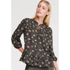 Bluzka z wiązaniem - Khaki. Brązowe bluzki damskie Reserved, bez wzorów, bez kołnierzyka, bez rękawów. W wyprzedaży za 59,99 zł.