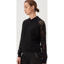 Bluza bomber z rękawami z gipiury - Czarny. Czarne bluzy damskie Sinsay, s. W wyprzedaży za 29,99 zł.