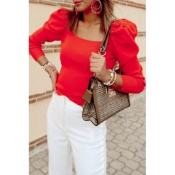 Bluzka damska MIHAELA RED. Czerwone bluzki damskie Bluzka damska MIHAELA RED, s, bez wzorów, bez kołnierzyka, bez rękawów. W wyprzedaży za 59,00 zł.