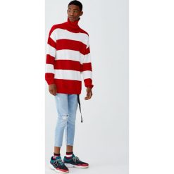 Krótkie jeansy super skinny fit z przetarciami. Szare jeansy męskie relaxed fit Pull&Bear, z jeansu. Za 129,00 zł.