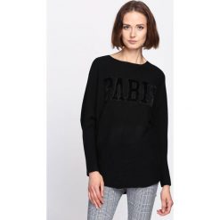 Czarny Sweter Silent Joy. Czarne swetry klasyczne damskie marki Born2be, m, z napisami, z dzianiny, z dekoltem w łódkę. Za 39,99 zł.