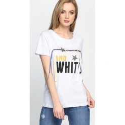 Jasnoszary T-shirt And White. Szare t-shirty damskie Born2be, s, z napisami, z okrągłym kołnierzem. Za 59,99 zł.