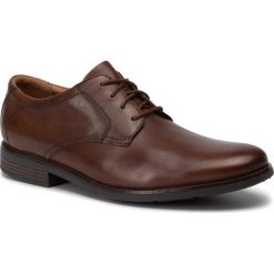 Półbuty CLARKS - Becken Lace 261452967 Dark Tan Leather. Pomarańczowe buty wizytowe męskie Clarks, ze skóry ekologicznej, bez zapięcia. Za 339,00 zł.