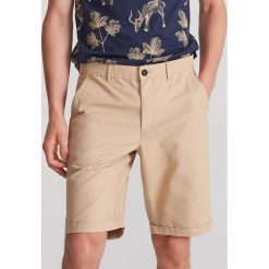 Szorty chino - Beżowy. Brązowe spodenki i szorty męskie Reserved, m, bez wzorów. Za 79,99 zł.