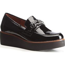 Buty damskie. Czarne półbuty damskie Wittchen, z aplikacjami, ze skóry, na wysokim obcasie, na platformie, bez zapięcia. W wyprzedaży za 359,90 zł.