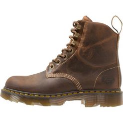 Dr. Martens CROFTON Botki sznurowane tan greenland. Brązowe botki męskie Dr. Martens, z gumy, na sznurówki. Za 879,00 zł.
