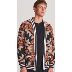 Bluza z żakardowym wzorem - Biały. Białe bluzy męskie Reserved, s, bez wzorów, z żakardem, bez kołnierzyka, bez rękawów, bez kaptura. Za 159,99 zł.