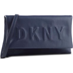 Torebka DKNY - R83EZ704 Navy 410. Niebieskie torebki klasyczne damskie DKNY, na co dzień, bez wzorów, ze skóry, bez dodatków. W wyprzedaży za 399,00 zł.