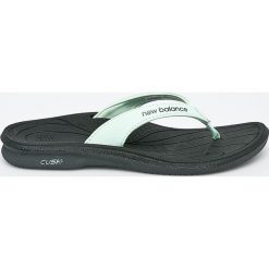 New Balance - Japonki. Niebieskie klapki damskie New Balance, bez wzorów, ze skóry, bez obcasa, na obcasie. W wyprzedaży za 34,90 zł.