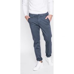 Guess Jeans - Spodnie Alain. Szare chinosy męskie marki Guess Jeans, m, z aplikacjami, z elastanu. W wyprzedaży za 299,90 zł.