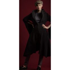 Płaszcz damski Wichrun czarny. Czarne kurtki dziewczęce Hultaj Polski, na lato, bez wzorów, z elastanu, eleganckie, długie. Za 449,00 zł.