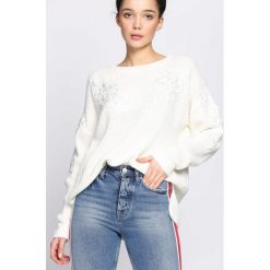 Kremowy Sweter Gracefulness. Brązowe swetry damskie Born2be, uniwersalny, z aplikacjami, bez rękawów, bez kaptura. Za 79,99 zł.