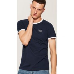 T-shirt z kontrastowym obszyciem - Granatowy. Niebieskie t-shirty męskie House, l, z kontrastowym kołnierzykiem. Za 35,99 zł.