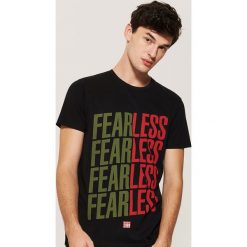T-shirt z nadrukiem - Czarny. Czarne t-shirty męskie z nadrukiem marki House, l. Za 39,99 zł.
