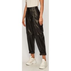 Vero Moda - Spodnie. Czarne spodnie damskie Vero Moda, s, bez wzorów, z poliesteru. Za 169,90 zł.