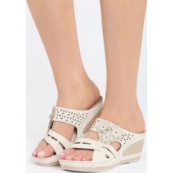 Jasnobeżowe Klapki Everydayness. Brązowe crocsy damskie Born2be, z materiału, na koturnie. Za 89,99 zł.