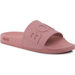 Klapki BOSS - Bay 50425631 10224216 01 Light/Pastel Pink 684. Różowe klapki damskie Boss, bez wzorów, z tworzywa sztucznego, bez obcasa. Za 299,00 zł.