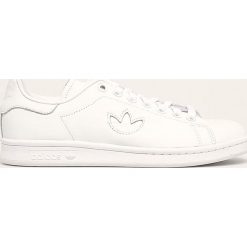 Adidas Originals - Buty Stan Smith. Białe buty sportowe damskie adidas Originals, bez wzorów, ze skóry, sportowe. W wyprzedaży za 239,90 zł.