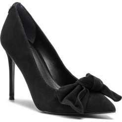 Szpilki GUESS - Bennet FL5BEN SUE08 BLACK. Czarne półbuty damskie Guess, z aplikacjami, z zamszu, eleganckie, bez obcasa, na obcasie, bez zapięcia. W wyprzedaży za 359,00 zł.