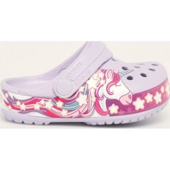 Crocs - Klapki dziecięce. Zielone sandały dziewczęce Crocs, z gumy, z okrągłym noskiem, bez zapięcia. Za 149,90 zł.