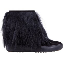 Buty MOON BOOT PULSE CHALET. Czarne koturny damskie Moon Boot, bez obcasa, na koturnie, bez zapięcia. W wyprzedaży za 500,00 zł.