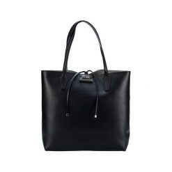 Guess Torebka Damska Guess Bobbi Oversized Reversible Shopper Tote Set Black. Czarne torby na zakupy damskie marki Guess, z aplikacjami. W wyprzedaży za 592,00 zł.