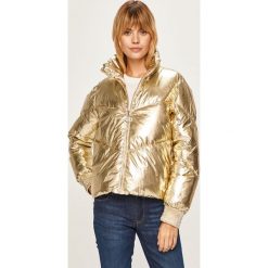 Guess Jeans - Kurtka. Żółte płaszcze damskie Guess Jeans, s, z aplikacjami, z poliesteru, krótkie. W wyprzedaży za 399,90 zł.