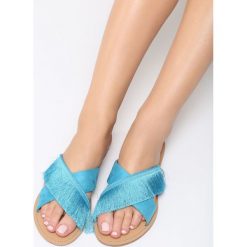Niebieskie Klapki Tasselled. Niebieskie klapki damskie Born2be, w paski, ze skóry, bez obcasa, na płaskiej podeszwie. Za 34,99 zł.