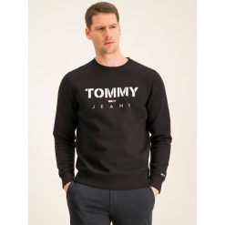 Bluza Tommy Jeans Tjm Novel Logo Crew DM0DM07614. Niebieskie bluzy męskie Tommy Jeans, xl, bez wzorów, z jeansu, bez kołnierzyka, bez rękawów, bez kaptura. W wyprzedaży za 239,00 zł.