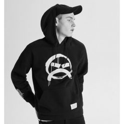 Bluza z grafiką by Sicoer - Czarny. Czarne bluzy męskie marki Cropp, s, bez wzorów, bez kołnierzyka, bez rękawów, bez kaptura. Za 129,99 zł.