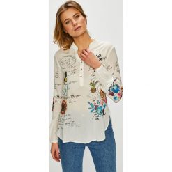 Desigual - Bluzka. Białe bluzki damskie Desigual, na co dzień, s, z nadrukiem, z wiskozy, casualowe, ze stójką, z krótkim rękawem. W wyprzedaży za 219,90 zł.