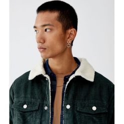 Sztruksowa kurtka trucker z kołnierzem ze sztucznego baranka. Zielone kurtki męskie Pull&Bear, m, bez wzorów, ze sztruksu, bez kaptura. Za 199,00 zł.