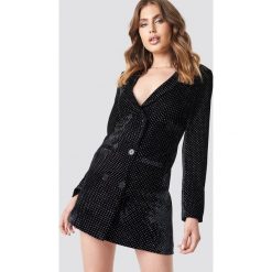 Galore x NA-KD Aksamitna sukienka - Black. Sukienki małe czarne damskie marki Galore x NA-KD, w kropki, z materiału, długie. W wyprzedaży za 161,97 zł.