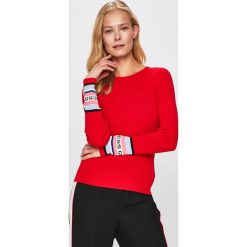 Guess Jeans - Sweter. Czarne swetry klasyczne damskie marki Guess Jeans, s, z aplikacjami, z wiskozy, z okrągłym kołnierzem. Za 319,90 zł.