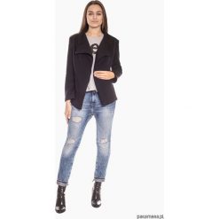 Czarna nowoczesna bluza damska z zamkiem. Czarne bluzy damskie marki Pakamera, bez wzorów, bez rękawów, bez kaptura. Za 149,00 zł.